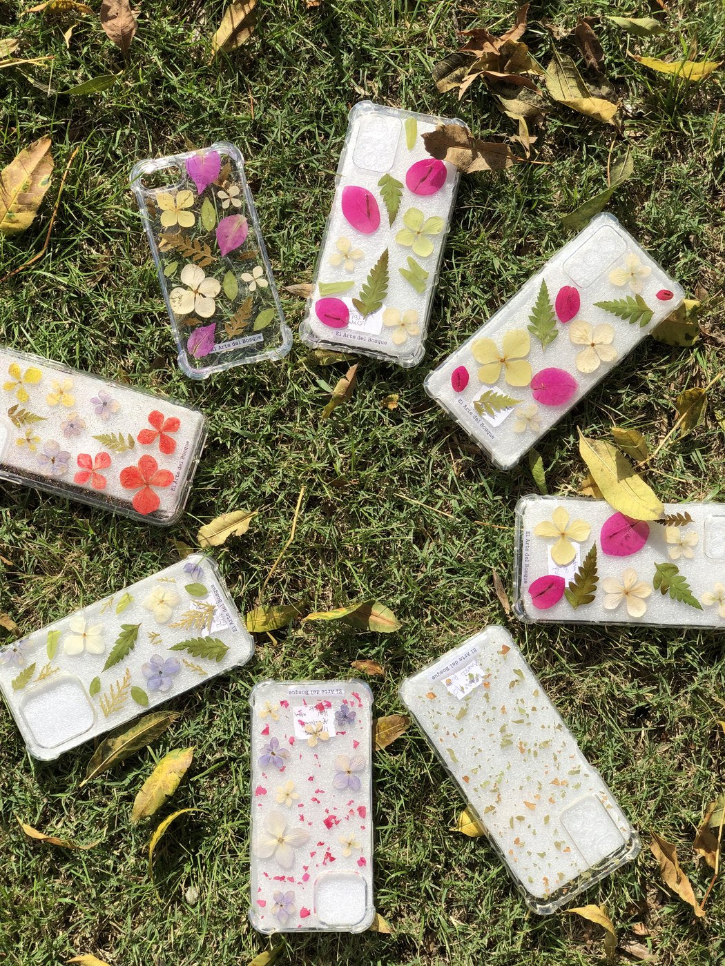 Varias fundas sobre el pasto